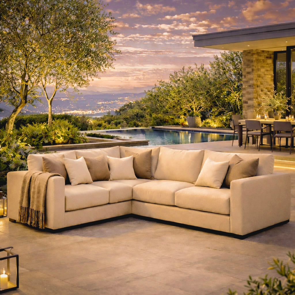 Luxe loungeset hoekbank in een moderne tuin tijdens een sfeervolle avond
